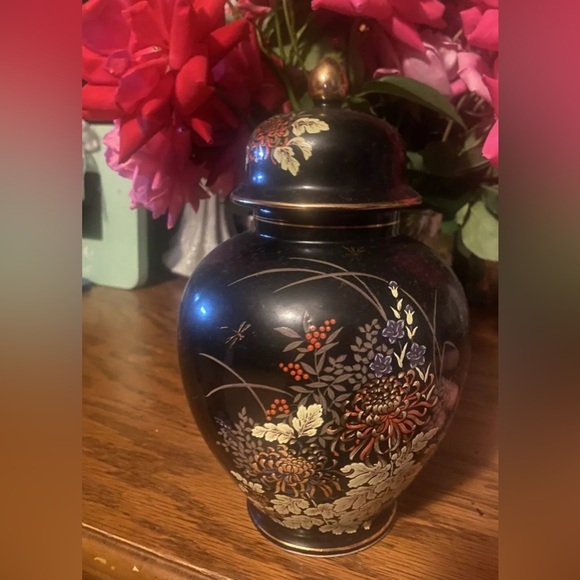 Beautiful Imperial Dynasty by Mann Porcelain Vase with Lid - Picture 1 of 3